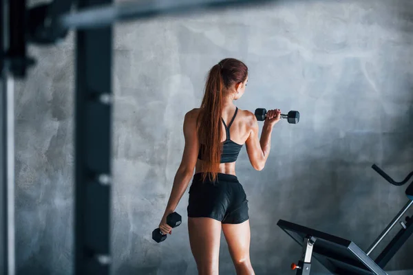 Mladá Fitness Žena Štíhlým Typem Těla Černém Sportovním Oblečení Tělocvičně — Stock fotografie