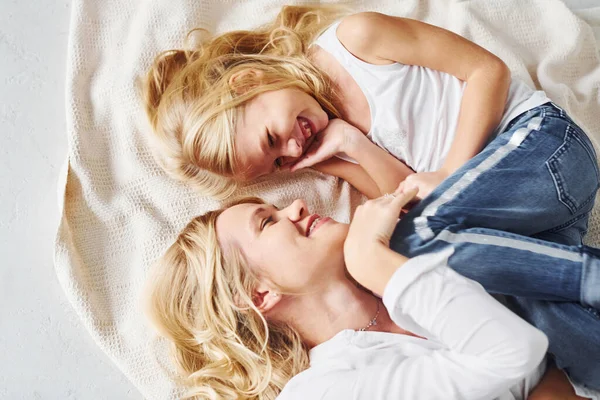 Madre Con Sua Figlia Sdraiata Insieme Sul Letto Bianco — Foto Stock