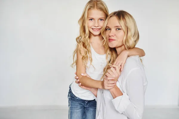 Madre Con Sua Figlia Divertirsi Insieme Studio Con Sfondo Bianco — Foto Stock