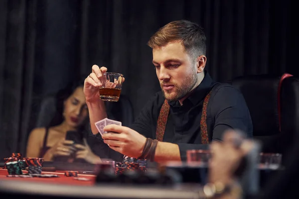 Elegantes Jóvenes Sientan Mesa Jugando Póquer Casino Revisando Sus Cartas — Foto de Stock