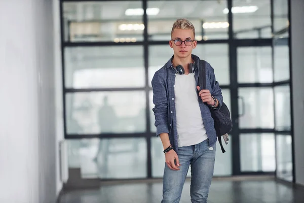 Joven Estudiante Ropa Casual Camina Dentro Con Mochila — Foto de Stock