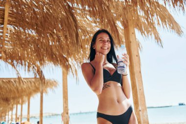 Bikinili güzel bir kadın güneşli bir günde denizde tatil yapıyor..