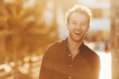 Güzel doğa. Genç adam güneşli bir günde dışarıda. Tatil kavramı.