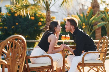 Mutlu genç çift tatilde birlikte. Güneşli bir günde açık havada..