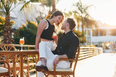 Mutlu genç çift tatilde birlikte. Güneşli bir günde açık havada..