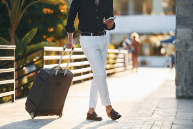 Genç adam güneşli bir günde dışarıda. Tatil kavramı.