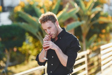 Güzel doğa. Genç adam güneşli bir günde dışarıda. Tatil kavramı.