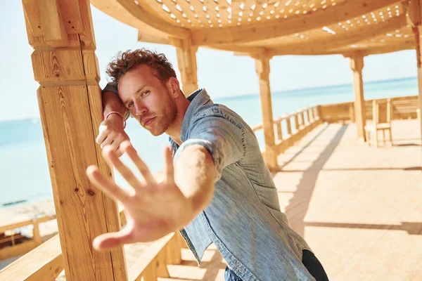 Genç Avrupalı adam tatilde ve deniz kıyısında boş zamanlarının tadını çıkarıyor..