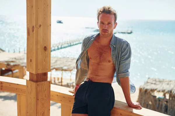 Genç Avrupalı adam tatilde ve deniz kıyısında boş zamanlarının tadını çıkarıyor..