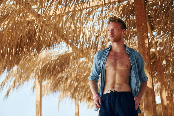 Genç Avrupalı adam tatilde ve deniz kıyısında boş zamanlarının tadını çıkarıyor..