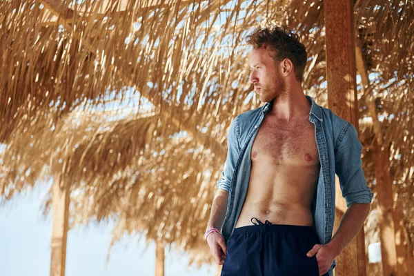 Genç Avrupalı adam tatilde ve deniz kıyısında boş zamanlarının tadını çıkarıyor..