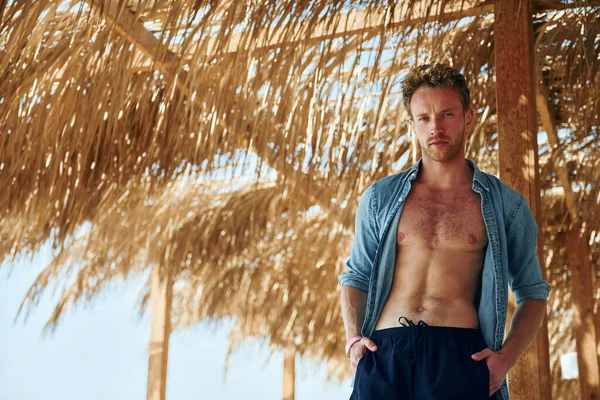 Genç Avrupalı adam tatilde ve deniz kıyısında boş zamanlarının tadını çıkarıyor..