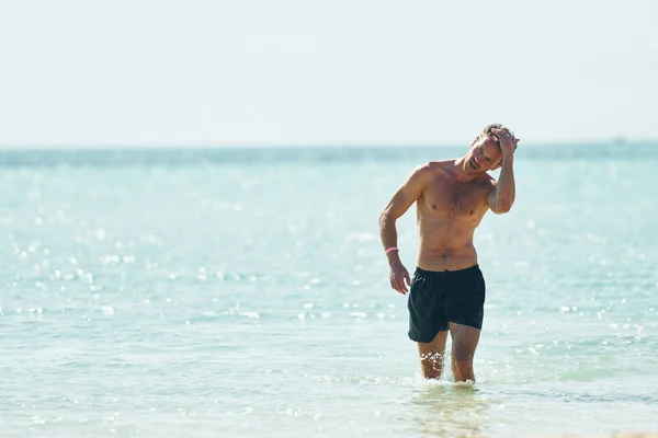 Temiz Genç Avrupalı Adam Tatilde Deniz Kıyısında Boş Zamanlarının Tadını — Stok fotoğraf