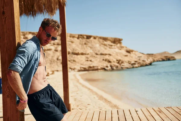 Temiz su. Genç Avrupalı adam tatilde ve deniz kıyısında boş zamanlarının tadını çıkarıyor..