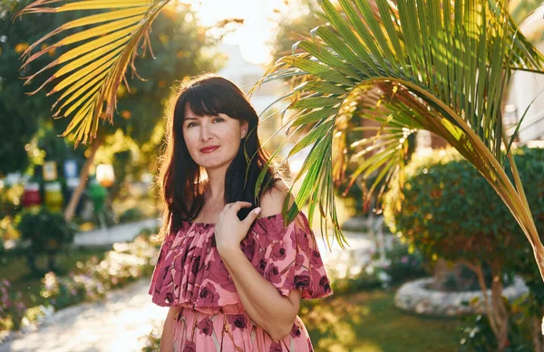 Mutlu olgun kadın güneşli bir günde dışarıda tatilin tadını çıkarıyor..