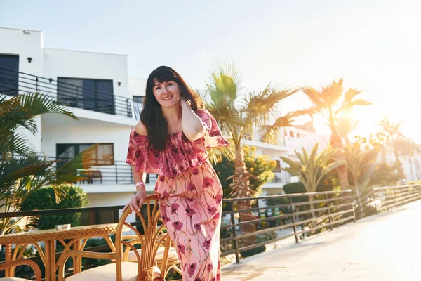 Glücklich Reif Frau Ist Outdoor Genießen Sie Urlaub Sonnigen Tag — Stockfoto