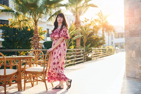 Mutlu olgun kadın güneşli bir günde dışarıda tatilin tadını çıkarıyor..