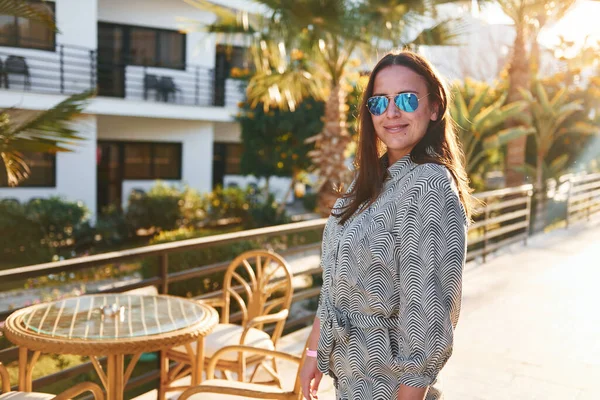 Mutlu olgun kadın güneşli bir günde dışarıda tatilin tadını çıkarıyor..