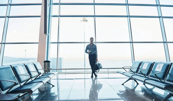 Resmi kıyafetli genç adam modern havaalanında. Tatil kavramı.