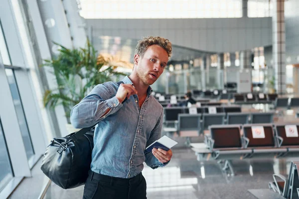 Young Man Formal Wear Modern Airport Conception Vacation — Stockfoto