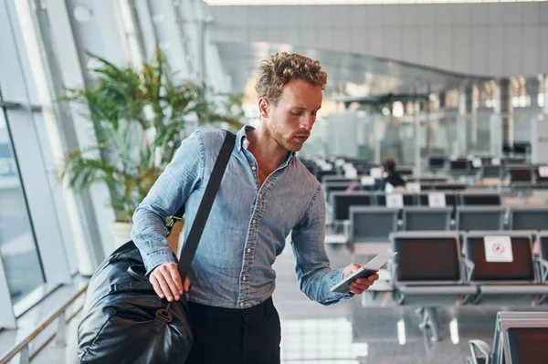 Young Man Formal Wear Modern Airport Conception Vacation — Stockfoto