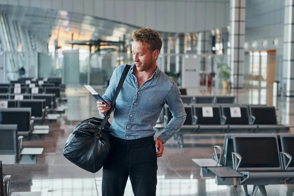 Young Man Formal Wear Modern Airport Conception Vacation — Stockfoto