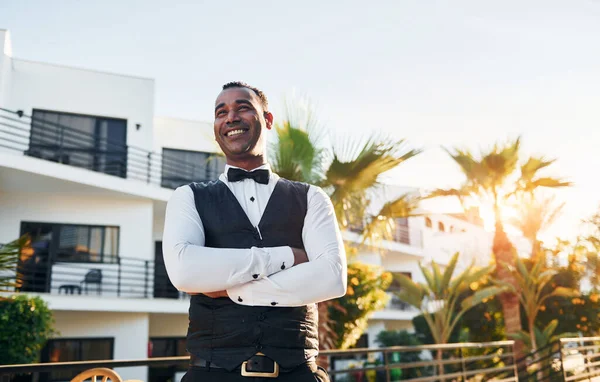 Posing Camera Black Waiter Formal Clothes His Work Outdoors Sunny — Stockfoto