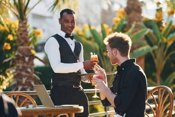 Serviced Waiter Young Man Outdoors Sunny Daytime Concept Vacation — Stockfoto