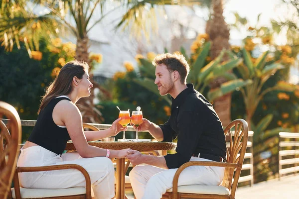 Mutlu genç çift tatilde birlikte. Güneşli bir günde açık havada..