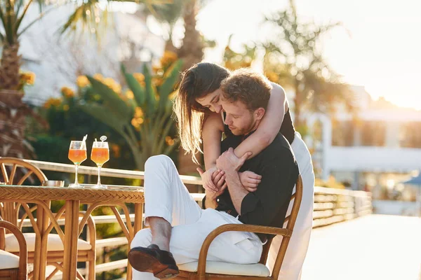 Halkın yakınlığı. Mutlu genç çift tatilde birlikte. Güneşli bir günde açık havada..