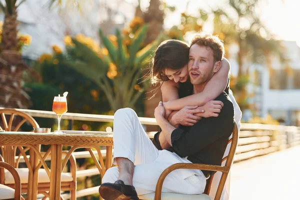 Closeness People Happy Young Couple Together Vacation Outdoors Sunny Daytime — Stok fotoğraf