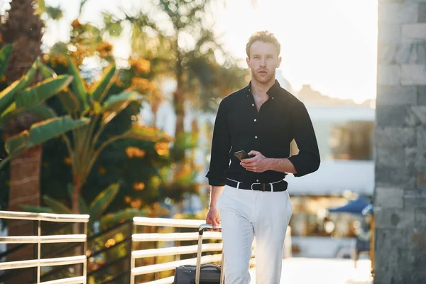 Güzel doğa. Genç adam güneşli bir günde dışarıda. Tatil kavramı.