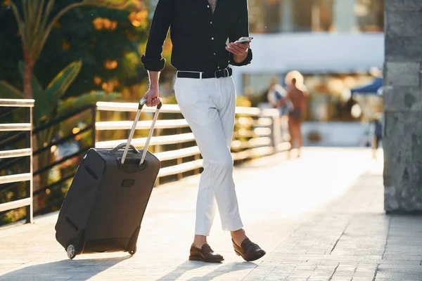 Genç adam güneşli bir günde dışarıda. Tatil kavramı.