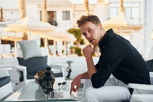 Sits Table Young Man Outdoors Sunny Daytime Concept Vacation — Stockfoto