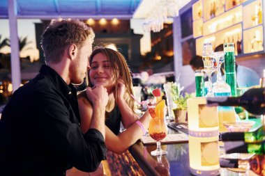 Barda. Mutlu genç çift tatilde..