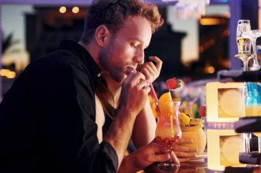 Barda. Mutlu genç çift tatilde..