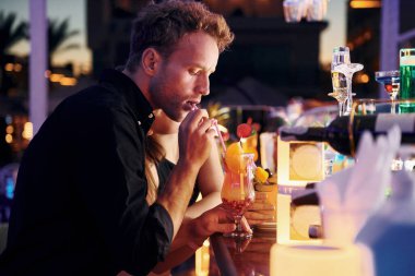 Barda. Mutlu genç çift tatilde..