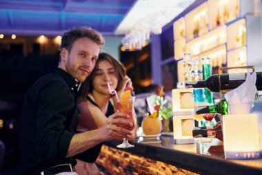 Barda. Mutlu genç çift tatilde..