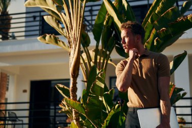 Güzel doğa. Genç adam güneşli bir günde dışarıda. Tatil kavramı.