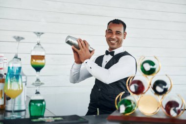 Barda. Resmi kıyafetli zenci garson güneşli bir günde iş yerinde..