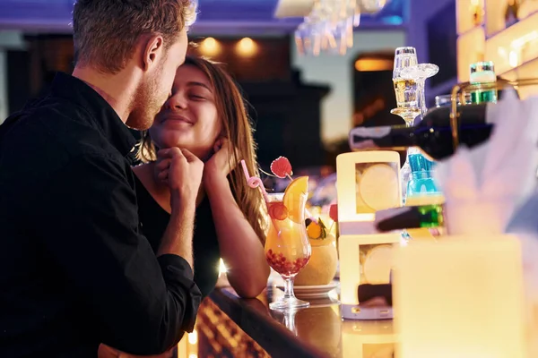 Barda. Mutlu genç çift tatilde..