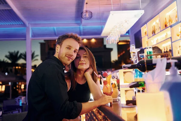 Barda. Mutlu genç çift tatilde..