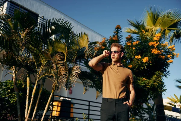 Güzel doğa. Genç adam güneşli bir günde dışarıda. Tatil kavramı.