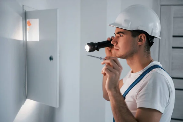 Young Male Electrician White Hard Hat Works Indoors Room — Zdjęcie stockowe