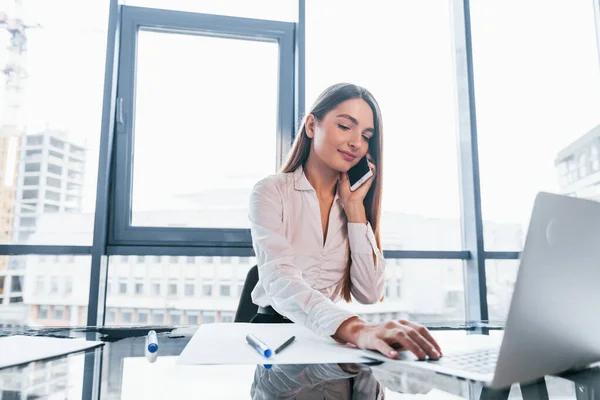 Zit Bij Tafel Jonge Vrouw Witte Formele Kleding Binnen Het — Stockfoto