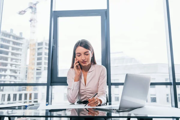 Praat Met Telefoon Jonge Vrouw Witte Formele Kleding Binnen Het — Stockfoto