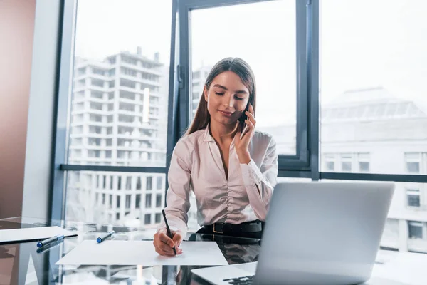 Praat Met Telefoon Jonge Vrouw Witte Formele Kleding Binnen Het — Stockfoto