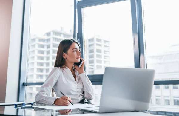 Giovane Donna Abiti Formali Bianchi All Interno Dell Ufficio Moderno — Foto Stock