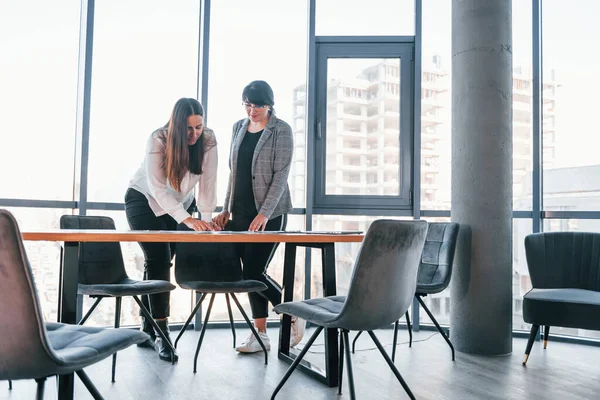 Standing Talking Two Women Formal Clothes Indoors Modern Office Works — Stok fotoğraf