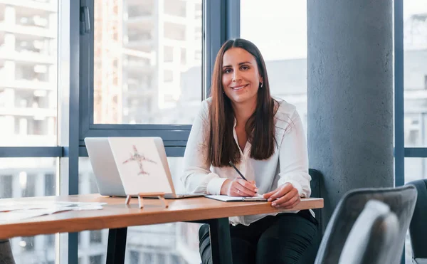 Sits Table Young Woman White Formal Clothes Indoors Modern Office — Stockfoto